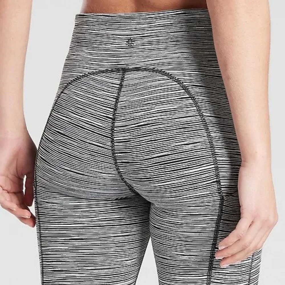 Athleta Ultimate Linear Lines Capri XS Black/White